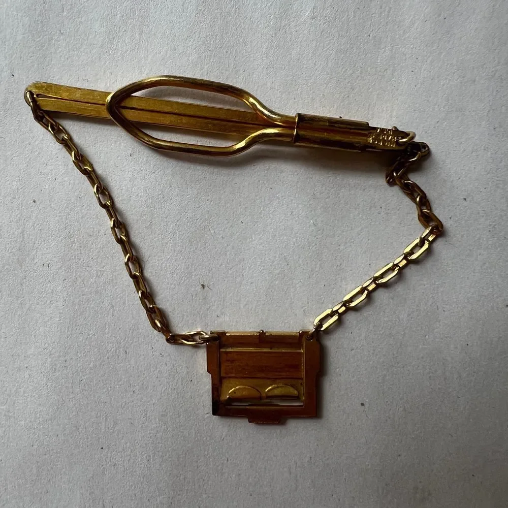 Hickok Vintage Tie Clip Bar Initial CW Gold Tone Chain‎ Retro Mens Jewelry